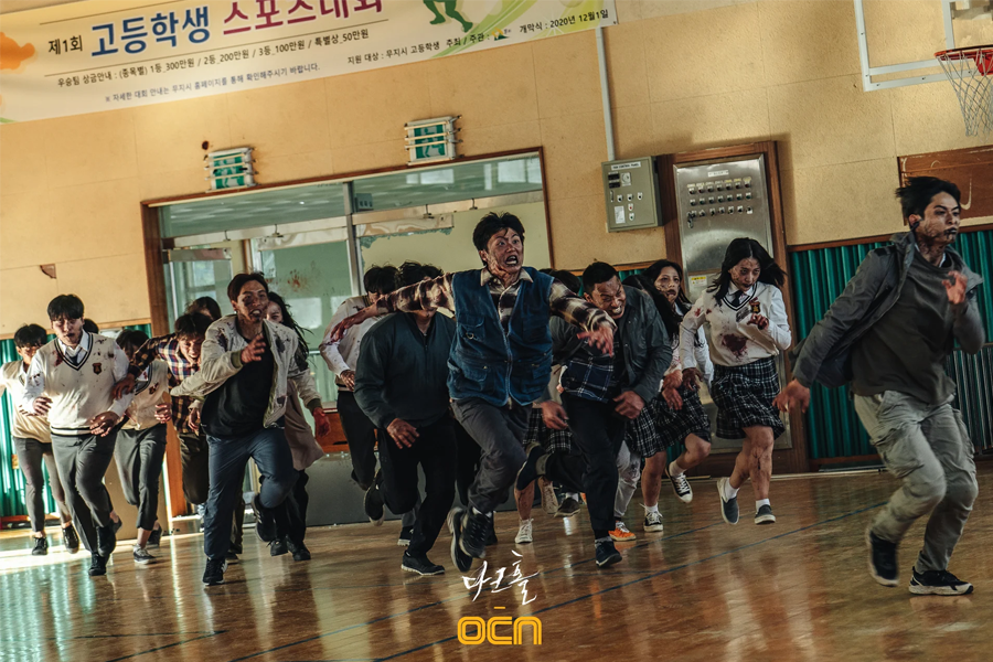 韓國驚悚劇《黑洞》中的場景，有神秘事件發生引發恐慌的人羣。