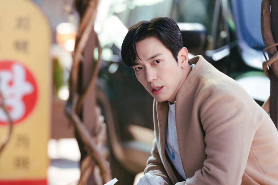 韓劇《大發不動産》中的主要角色，展現鬼故事情節的時尚搭配。