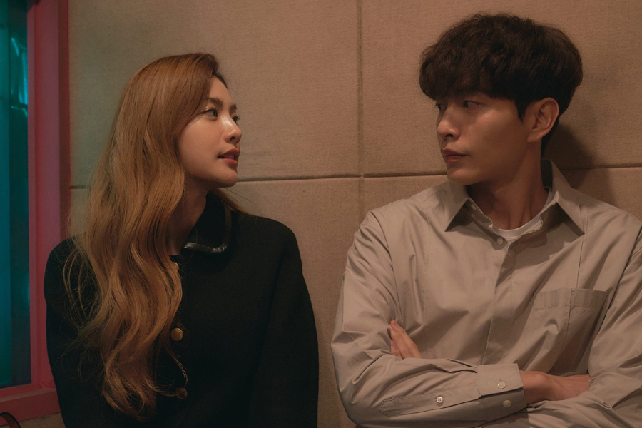 《Oh！珠仁君》中角色的對視畫面，展現其浪漫關係的細膩情感。