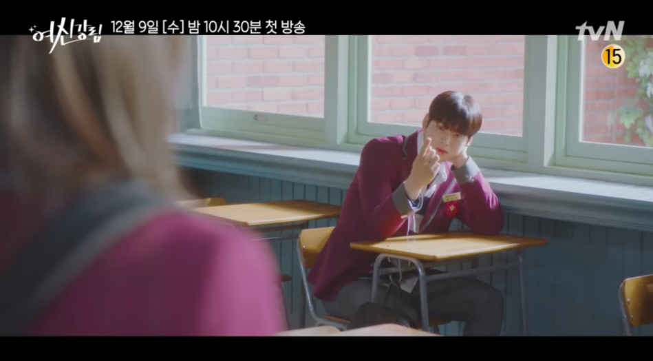 韓国ドラマ『女神降臨』の一場面。教室内でキャラクターが窓辺に座り、映画のようなロマンチックな瞬間を描いている。学園生活の美しい一場面が魅力的。