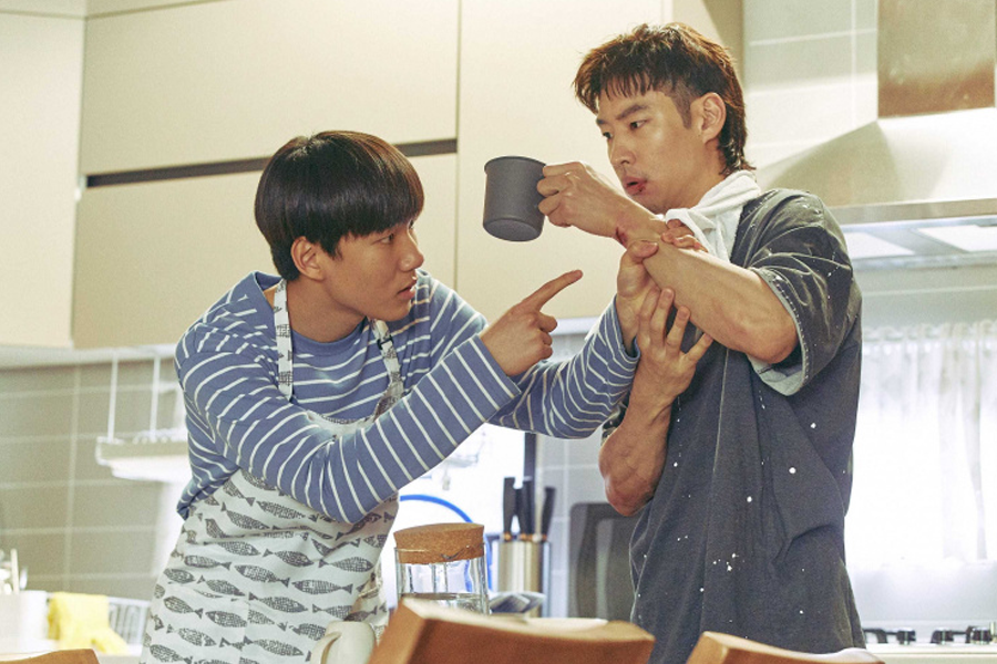 劇集《Move to Heaven》中，兩位角色在廚房中互動，流露親密家庭情感。