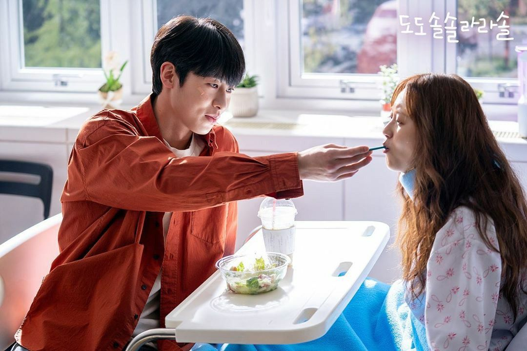 a scene where the main guy feeds the hospitalized girl in the new korean drama 2025 do do sol sol la la sol