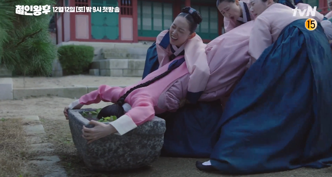 韓国ドラマ『哲仁王后』の一場面。物語のクライマックスを描いたような豪華な装束を身にまとうキャラクターがドラマのハイライトを演じている。