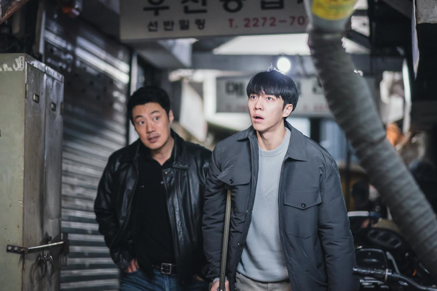 《Mouse》角色們在都市夜景中展現緊繃的情感，深化其情節緊張感。