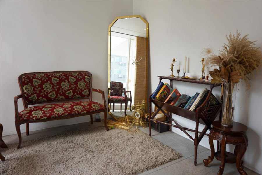AM:TON 髮廊內部的等待區，裝飾著古典風格的椅子和鏡子，舒適的氣氛讓人放鬆。
