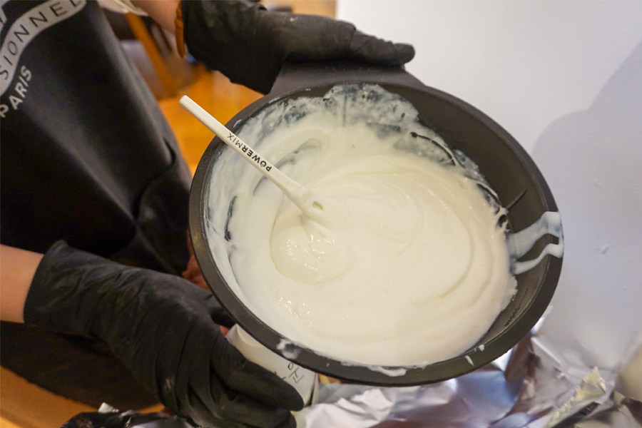 AM:TON 髮廊的染髮過程，髮束被鋁箔紙包裹顯現專業技術。