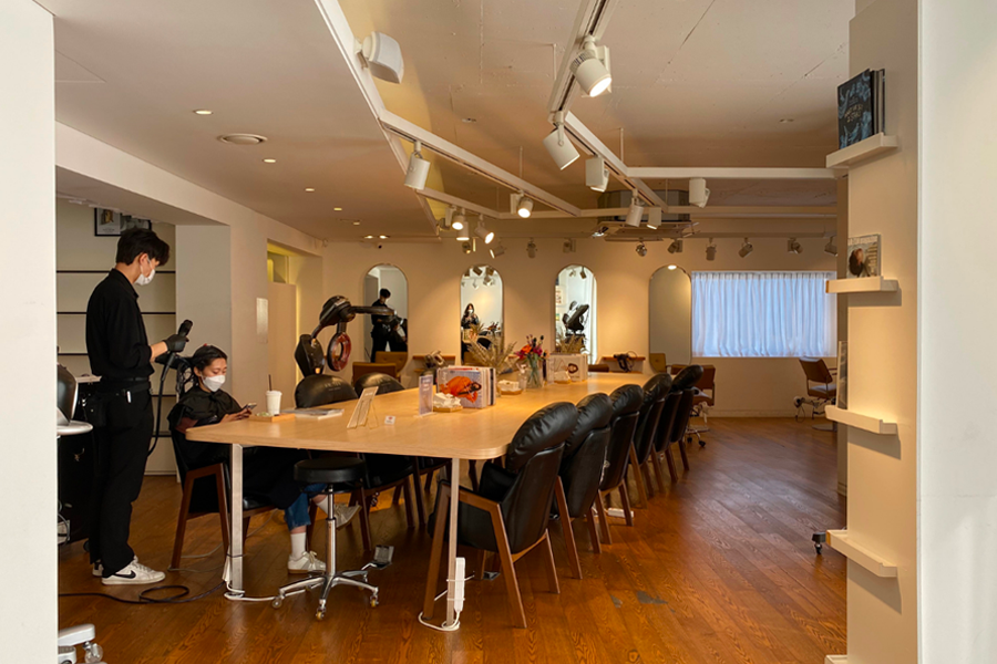 AM:TON 髮廊的設計區，時尚的裝潢和寬敞的空間便於顧客與設計師交流。