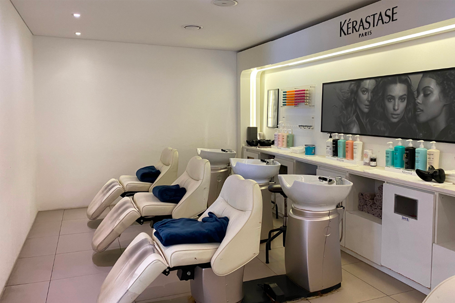 AM:TON 髮廊的洗髮區設施，使用優質髮品，營造出潔淨與專業的形象。