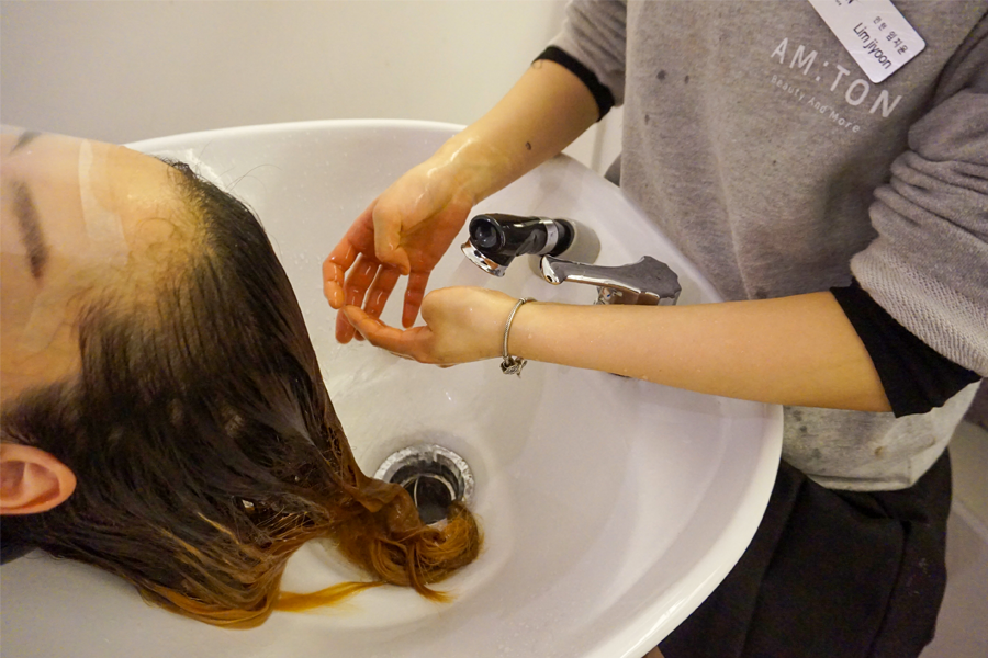 在 AM:TON 髮廊，顧客一邊使用電腦一邊等待髮型定型，方便顧客利用時間。