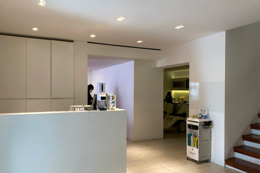 美髮店的招待區，包含接待櫃臺和置物櫃，狀態整潔有序，提供給顧客的貼心服務。