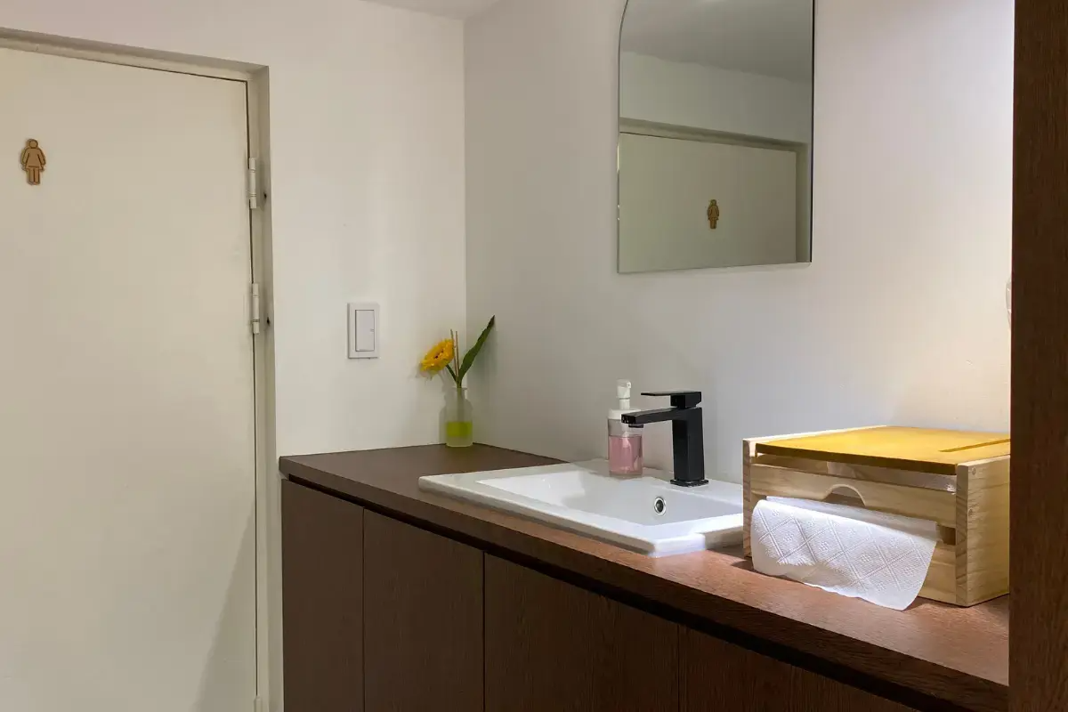 AM:TON髮型屋洗手間設計，乾淨又別緻