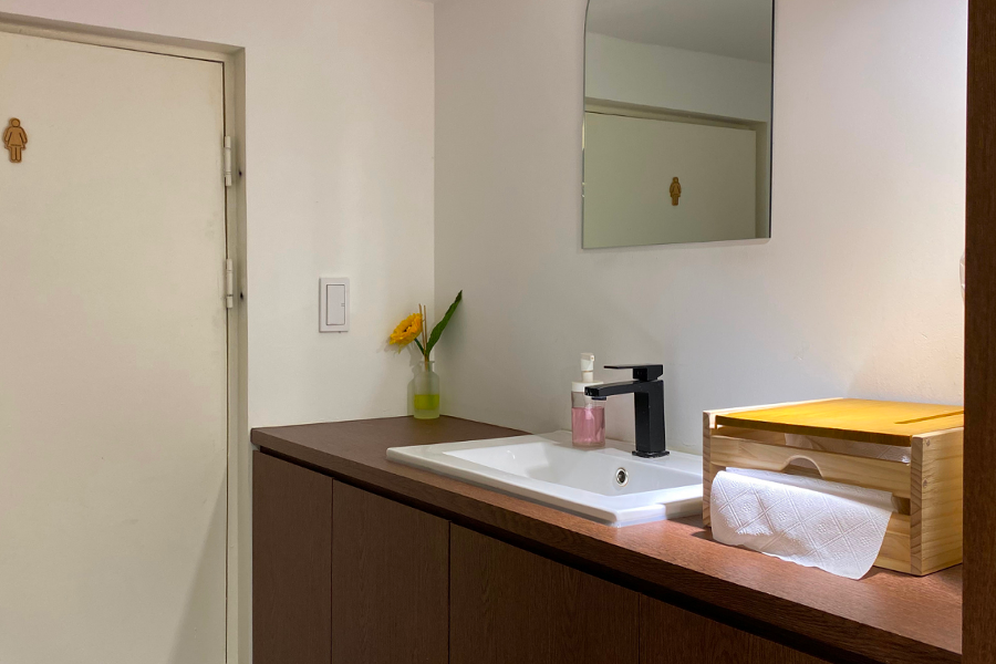 AM:TON 的價格表，列出不同髮型服務的額外費用，詳細使顧客明瞭價格計算方式。