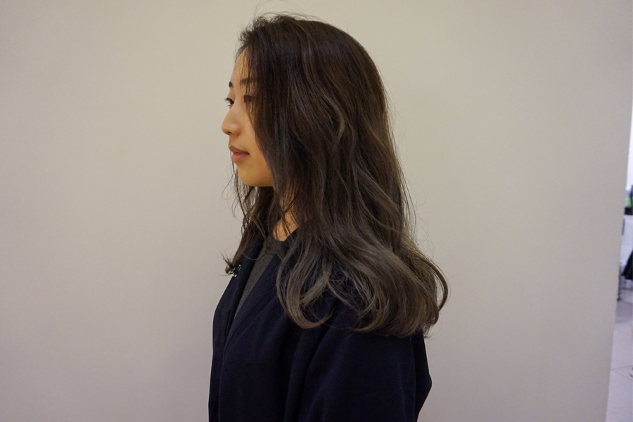 顧客長髮染整完成，展示細緻的髮色過渡和髮型設計。