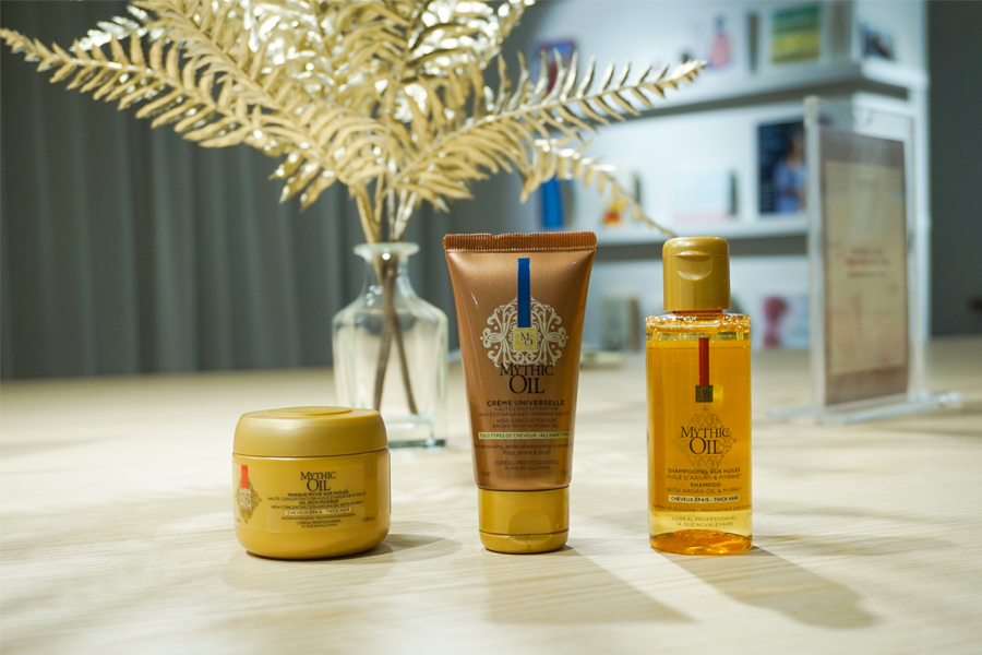 小樣護髮產品贈予顧客，AM:TON 髮廊注重顧客滿意度與後續髮質保養。