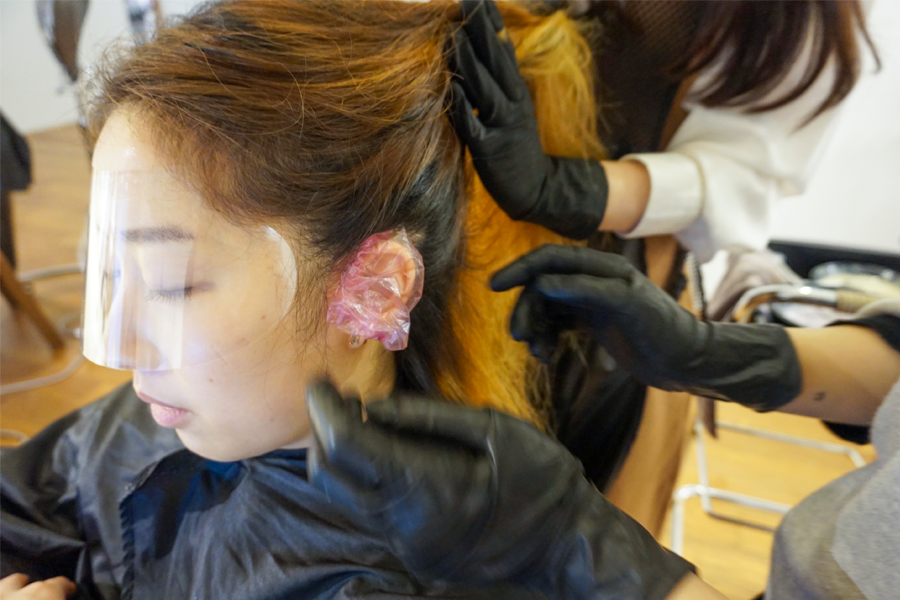 染髮完成後的髮色亮麗，一名顧客在 AM:TON 實現了預期髮色效果。