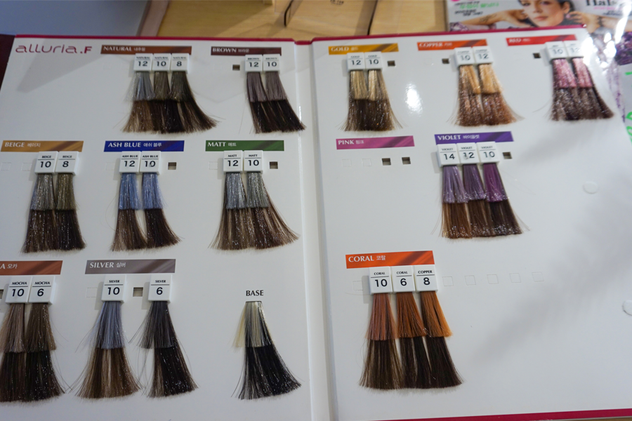 髮型師準備染髮劑的過程，展示 AM:TON 髮廊專業的美髮服務。