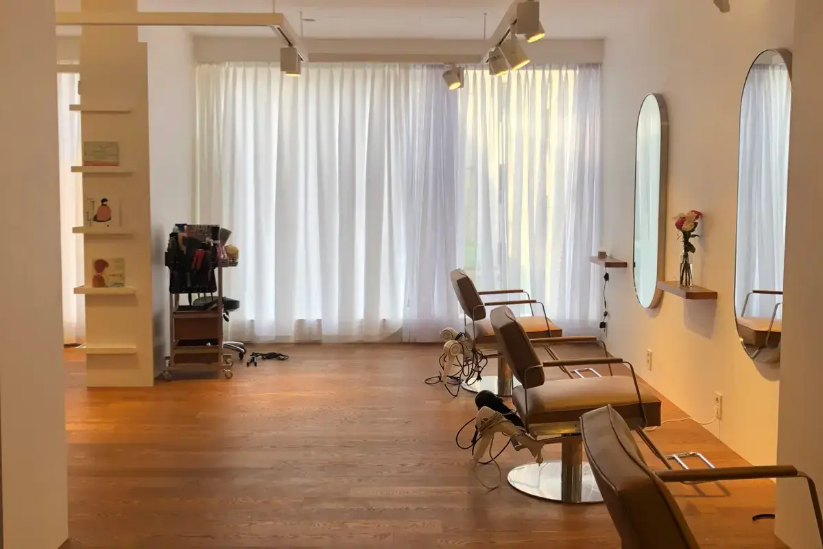 AM:TON髮型屋陽光明亮的髮型設計空間