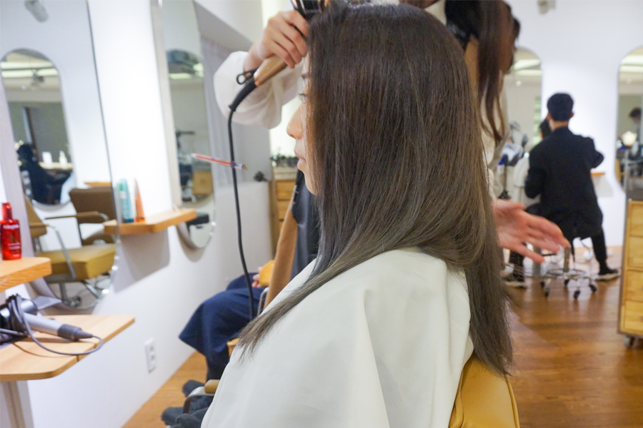 染後完成髮型的顧客，髮色自然融和且光澤柔和，AM:TON 髮廊專業呈現。