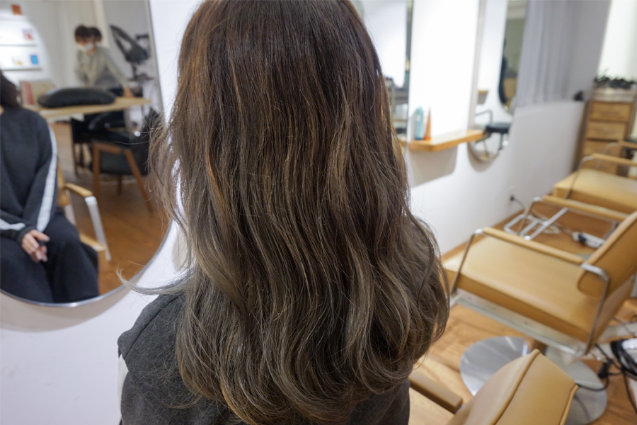 AM:TON 髮廊內展示的護髮產品，包括 Mythic Oil 系列，重視髮質保養。