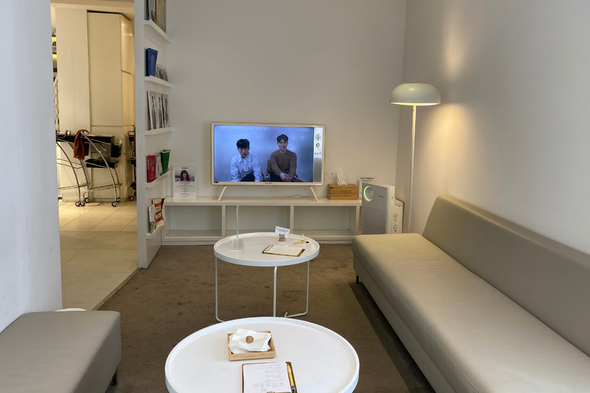 AM:TON髮型屋內休息區，舒適的設計風格