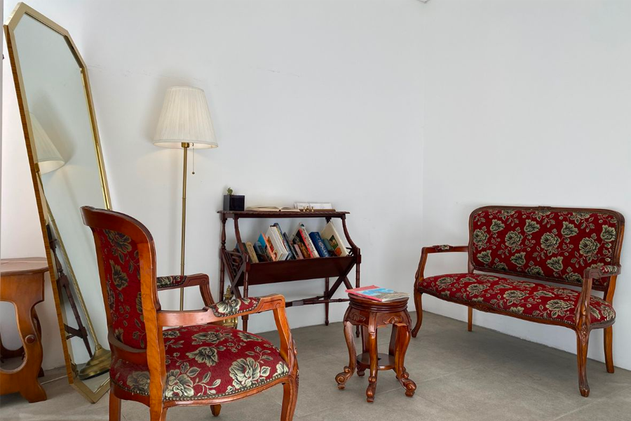 AM:TON 髮廊內部的閱讀區，配有多本書籍提供客人閱讀，裝潢典雅別緻。