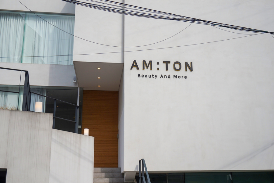 造訪 AM:TON 髮廊入口，顯示其位於市區開放的街景中。