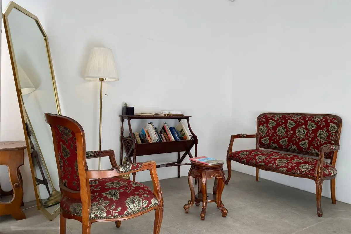 AM:TON髮型屋的別緻傢俱裝飾，舒適的顧客休息區