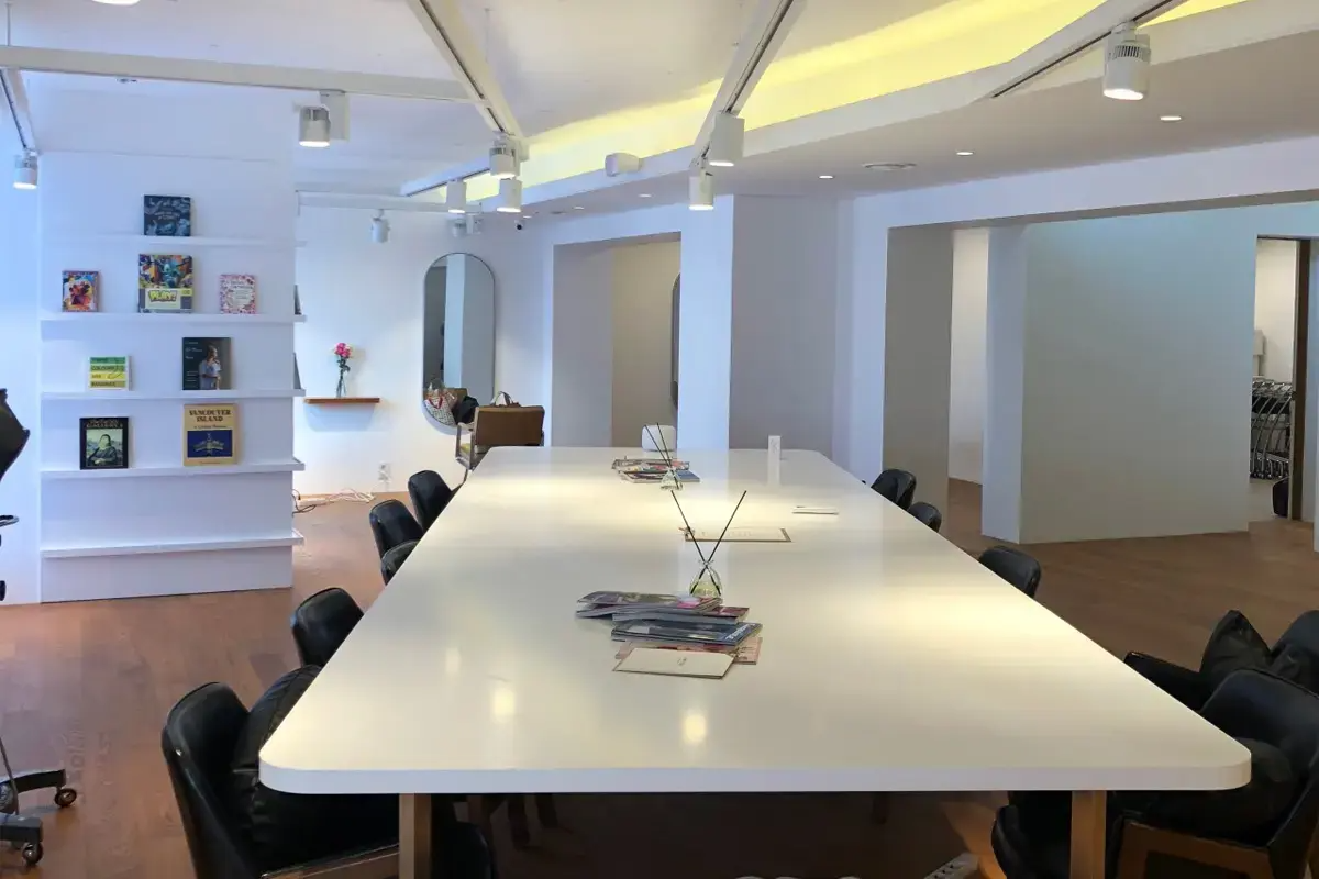 AM:TON髮型屋的明亮工作空間，專業髮型設定