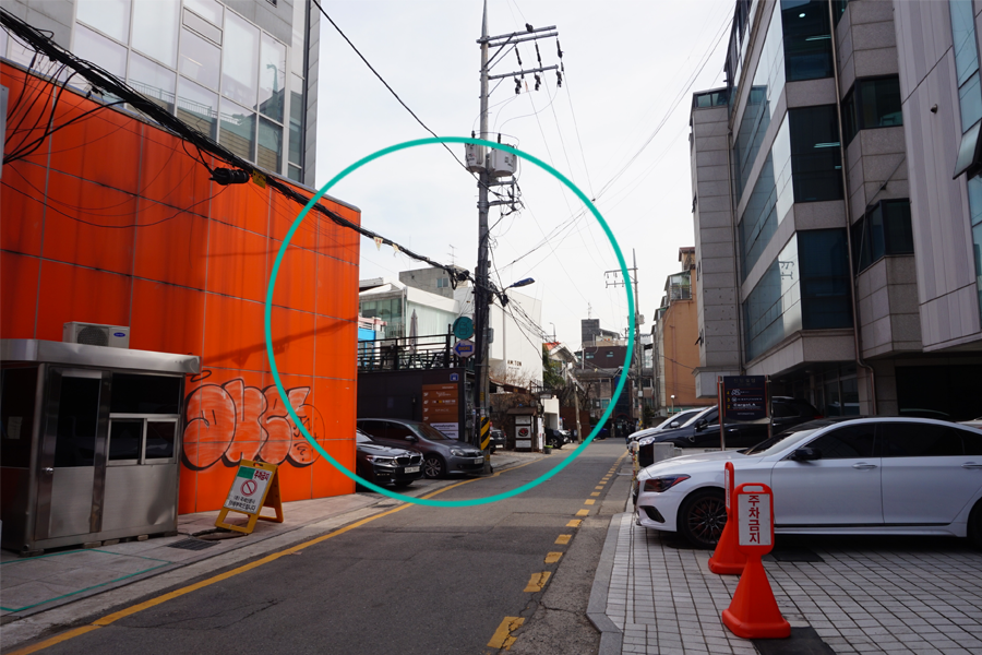 AM:TON 髮廊前的建築，外觀現代簡約，在市區街頭顯得突出。