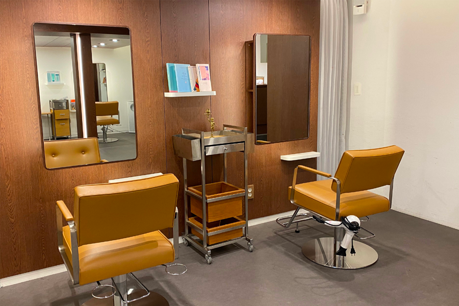 AM:TON 髮廊內部的造型座位，舒適的環境和高質感的傢俱使髮廊更具吸引力。