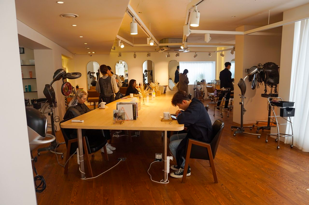 AM:TON髮型屋容納多人的工作區，活潑的氛圍