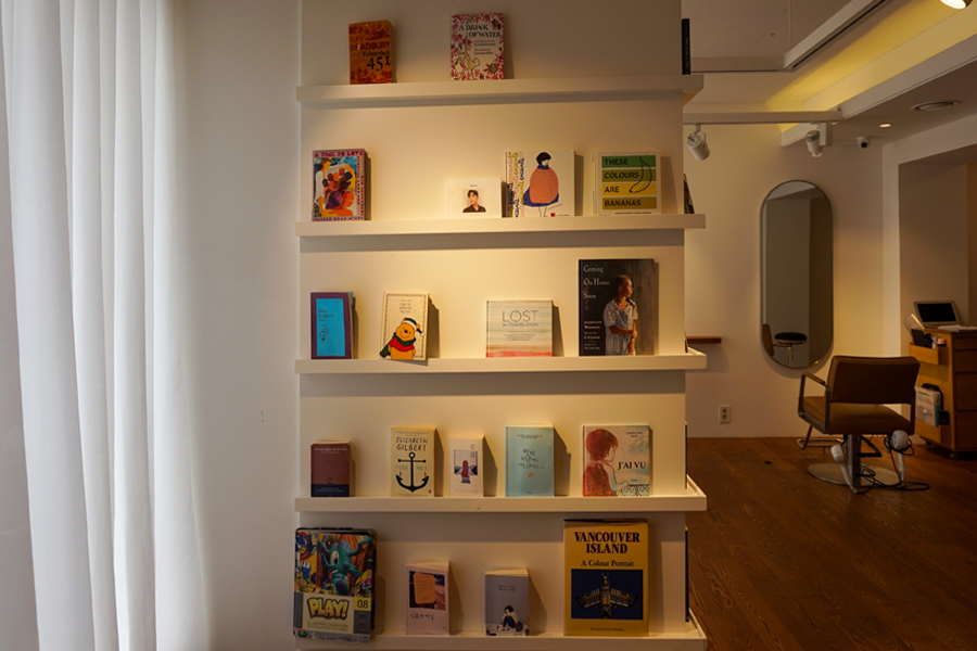 在 AM:TON 髮廊，髮型師正在為顧客上染髮劑，細心的服務讓人安心。