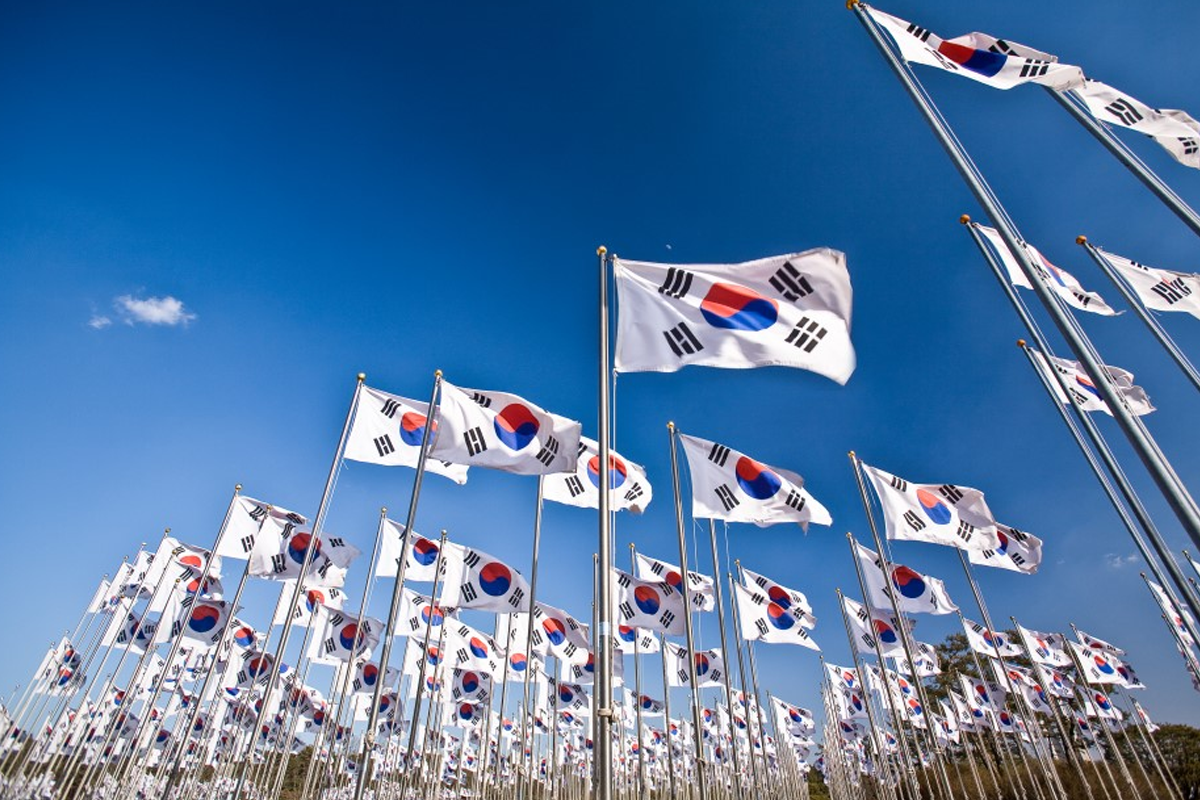 多面韩国太极旗在广阔的蓝天下排列