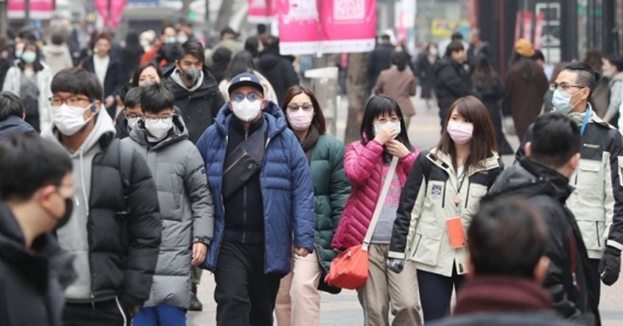 多位穿著防護服的韓國醫護人員，正在户外進行大規模新型冠狀病毒檢測，顯示韓國積極進行COVID-19檢測的場面。