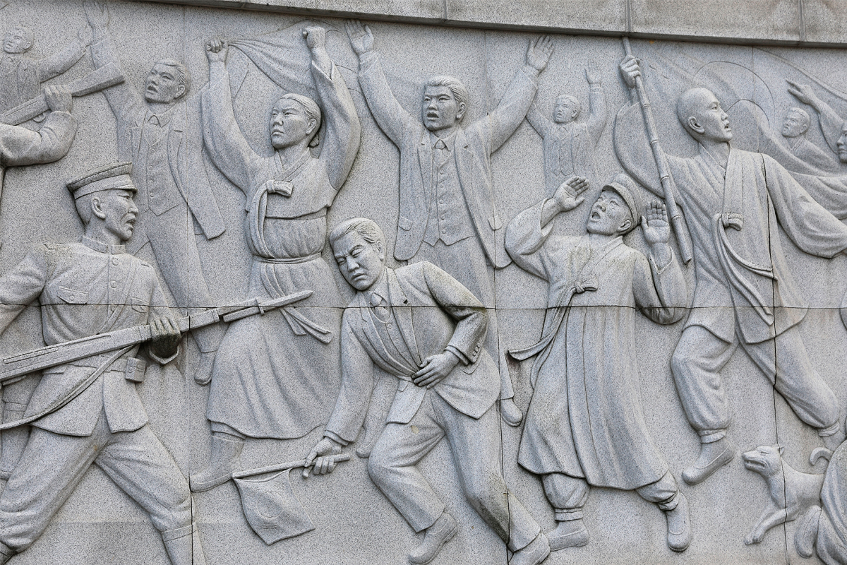 石雕墙上描绘三一运动的游行场景