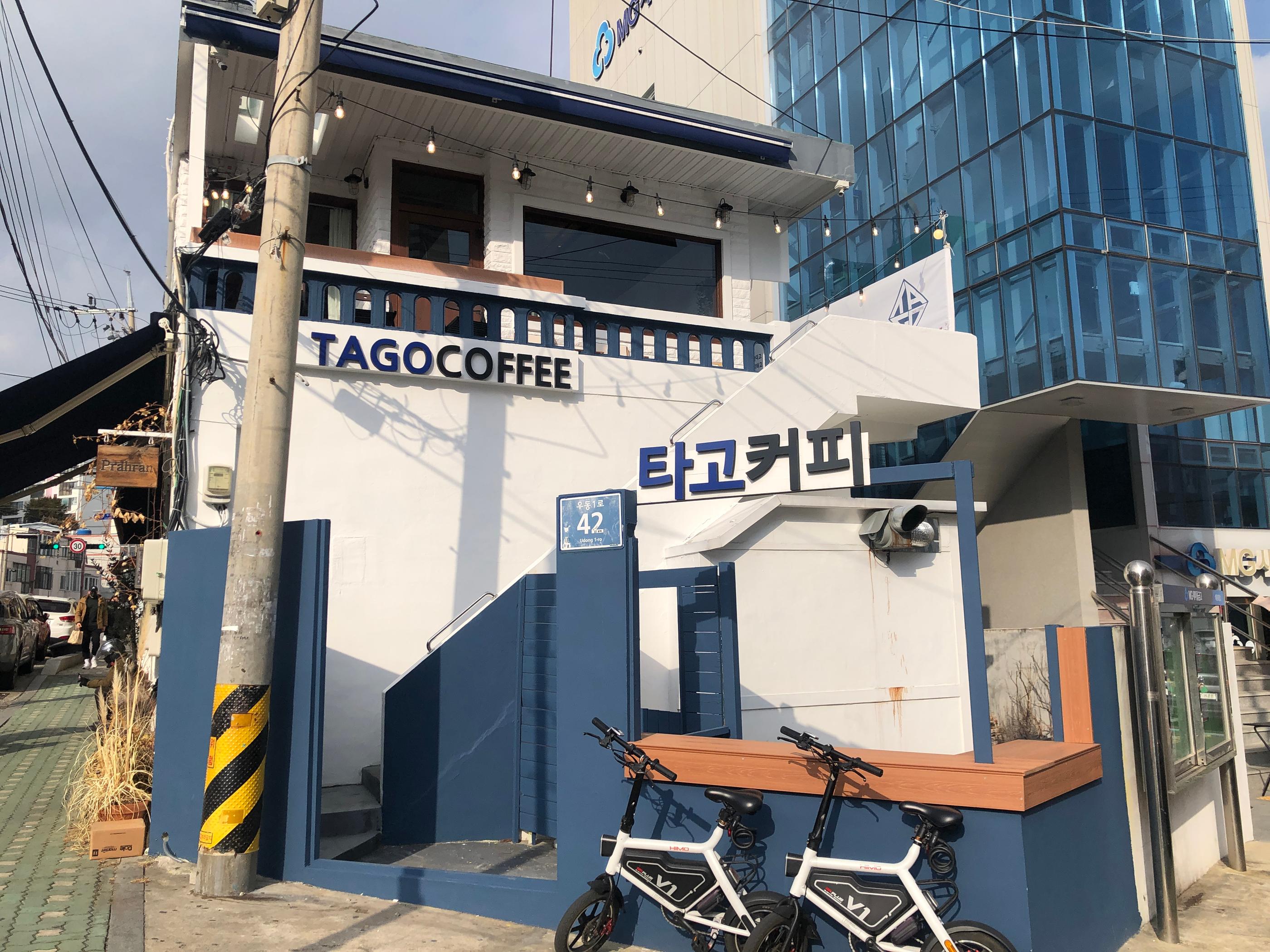 タゴコーヒーの外観、スタイリッシュな建物と2台の自転車が見えます