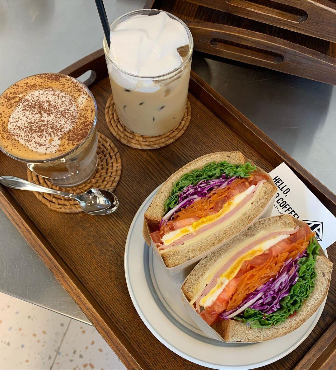 賑やかなサンドウィッチとカフェラテのセット、美しいプレゼンテーション