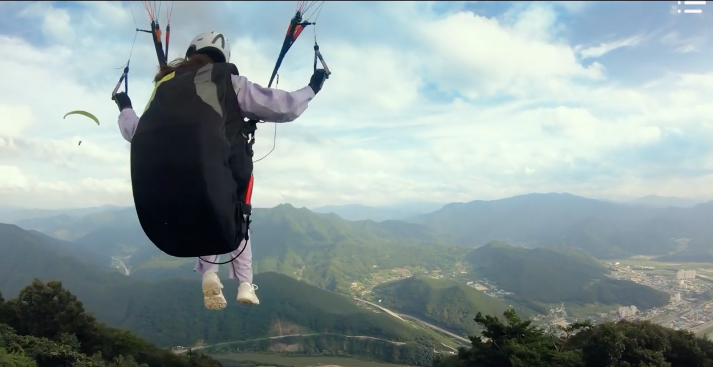 ชุนเซรีเตรียมพร้อมเล่นพาราไกล์ดิงที่จุดชมวิวพยอลมาโร ซีรี่ย์ Crash Landing on You