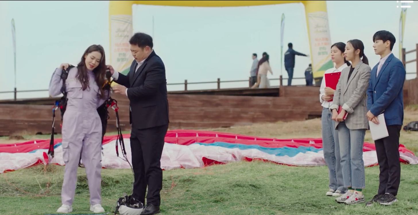 การเล่นพาราไกล์ดิงของชุนเซรีที่จุดชมวิวพยอลมาโร ในซีรี่ย์ Crash Landing on You