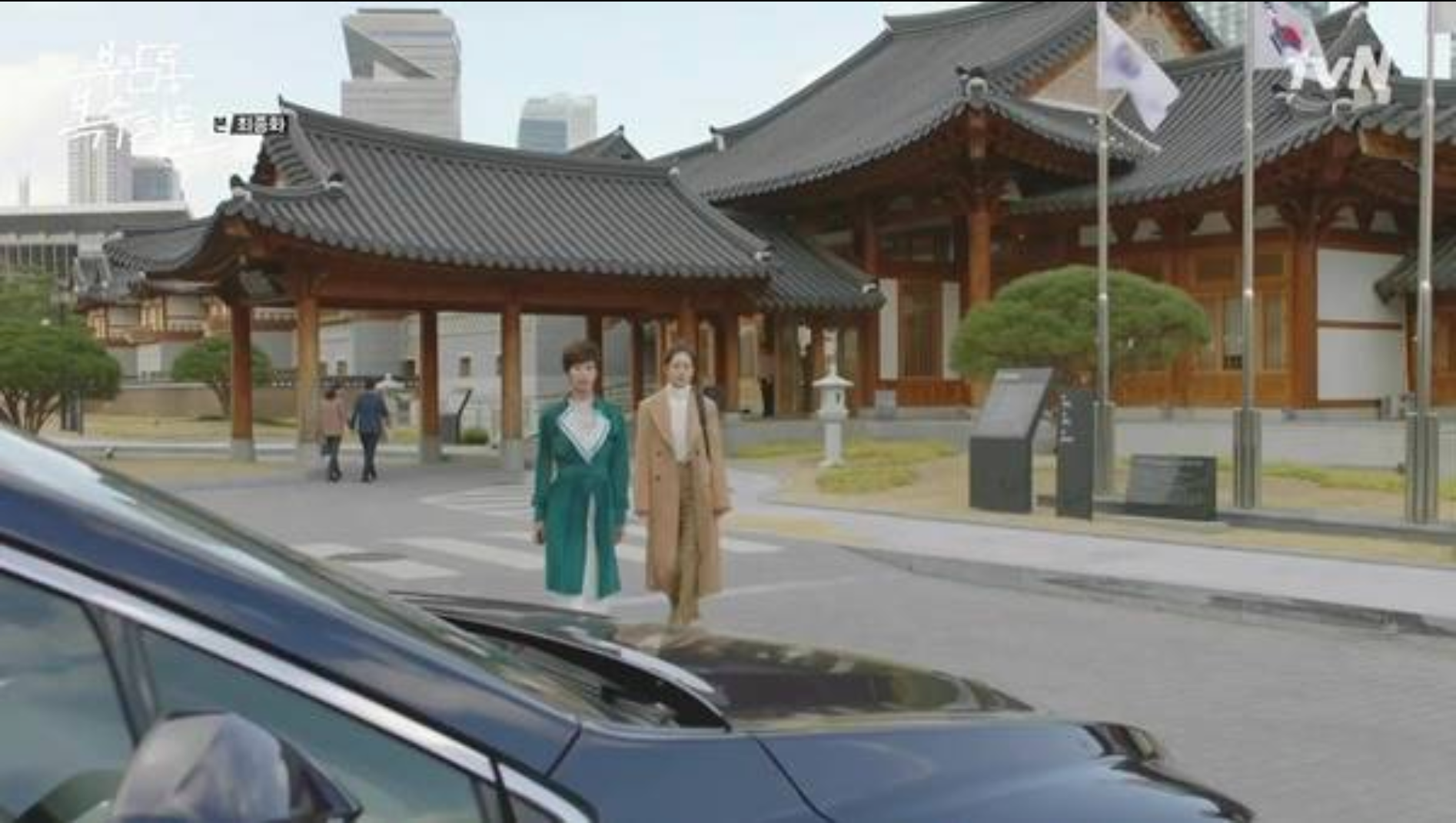 นางเอกเดินอยู่ในโรงแรมคยองวอนเจ แอมบาสเดอร์ อินชอน ซีรี่ย์ Crash Landing on You