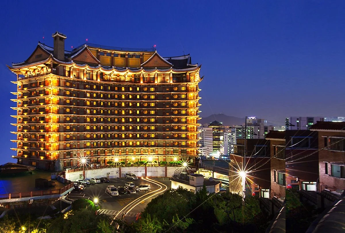 การสนทนาของตัวละครในโรงแรมอินชอน คยองวอนเจ แอมบาสเดอร์ ซีรี่ย์ Crash Landing on You