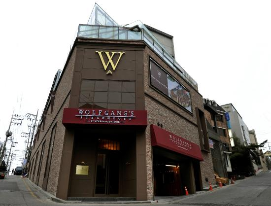 นั่งที่บันไดแดงใน Wolfgang's Stakehouse ซีรี่ย์ Crash Landing on You