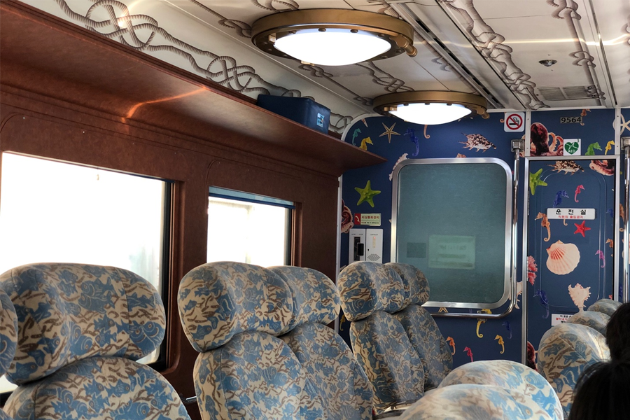 东海岸观光列车内部装饰，以海洋主题营造舒适的旅行体验。