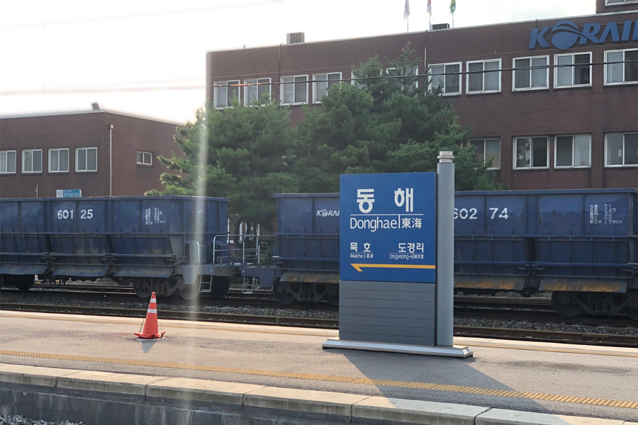 位于东海市的KTX东海车站，展示首尔与东海连通的新路线。