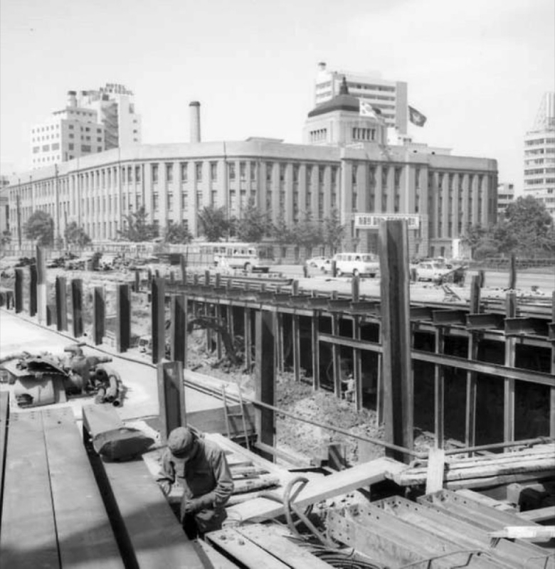 首尔市厅1971年旧照片，地下工程中的历史建筑物