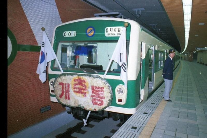 首尔地铁2号线开通1983年旧照片，展示首都圈重要交通线路的历史