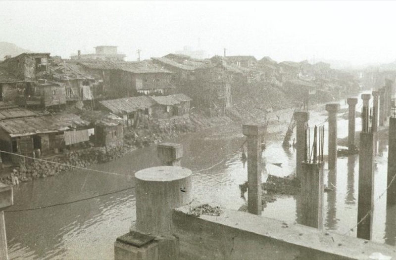 清溪川1967年旧照片，展示周边穷困社区与河流环境