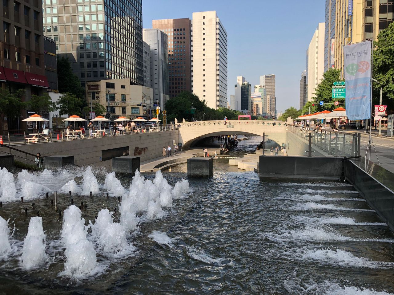 现代清溪川美丽新貌，整治后的水道与周边环境