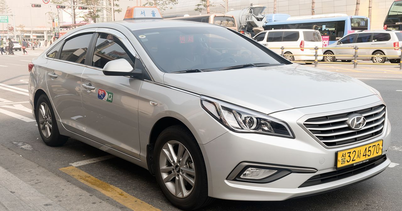 现代首尔银色计程车，安全舒适，与现代交通设施