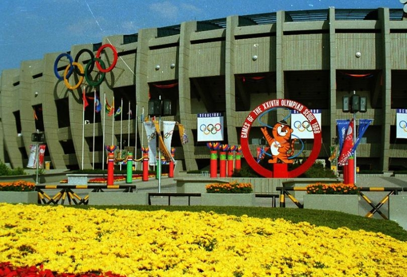 奥林匹克竞技场1988年旧照片，为奥运新建的设施和装饰
